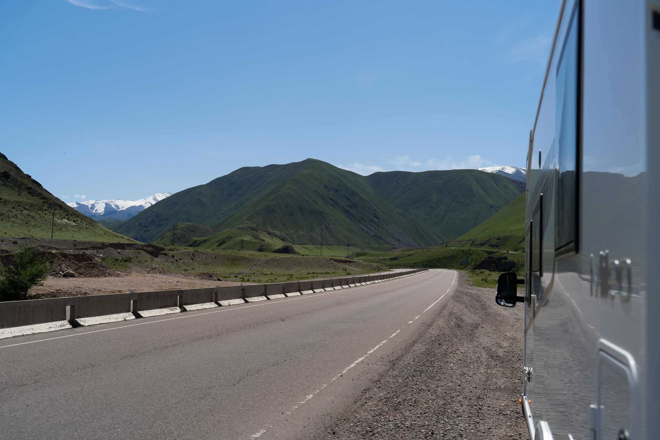 В путешествие отправились вдвоем. Невероятное ощущение — просыпаться каждое утро с новым видом на горы, не выходя из своего дома. Кухня удобная, готовили завтраки прямо на берегу рек. Благодарим за незабываемый отдых!