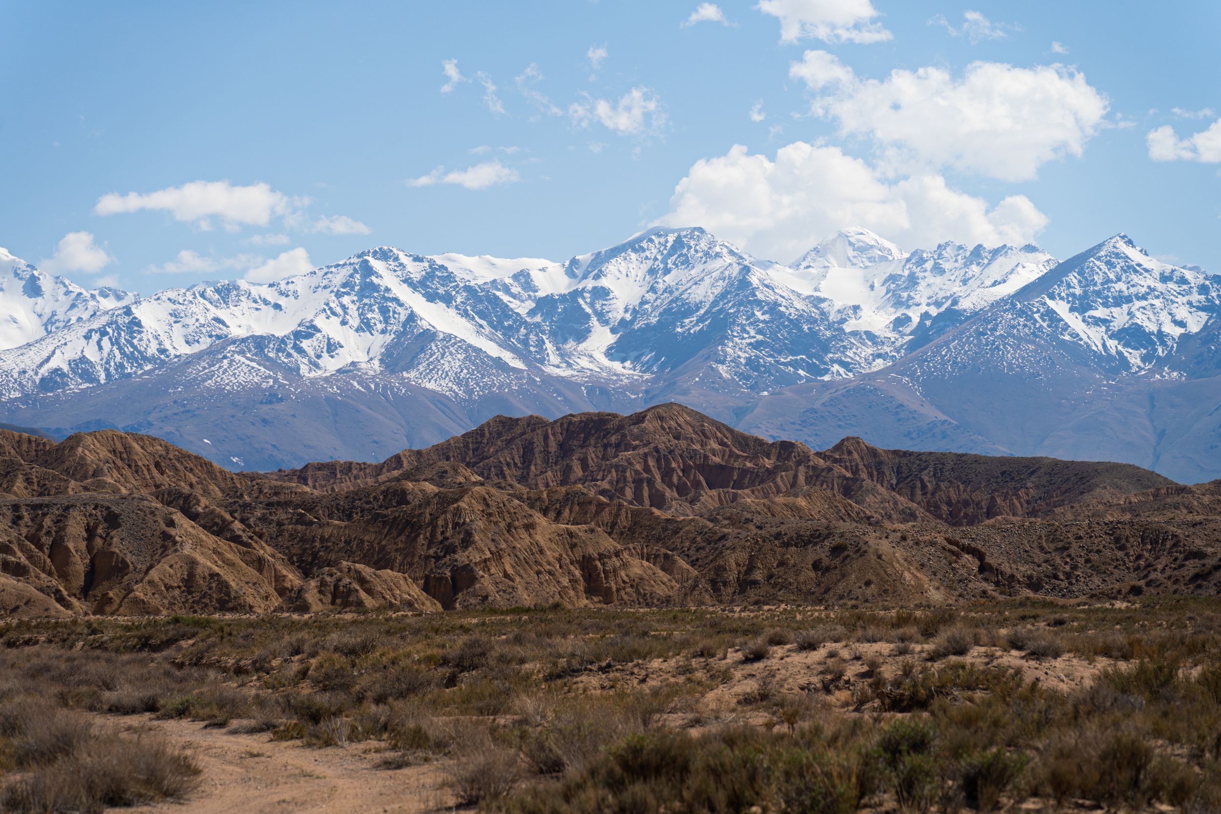 Ни один пятизвездочный отель не сравнится с видом из окна кемпера на рассвете над озером Сон-Куль. Мы стояли в полном одиночестве среди заснеженных пиков и пасущихся табунов лошадей — это было до слез красиво.  Обязательно берите кемпер, чтобы не пропускать такие моменты!