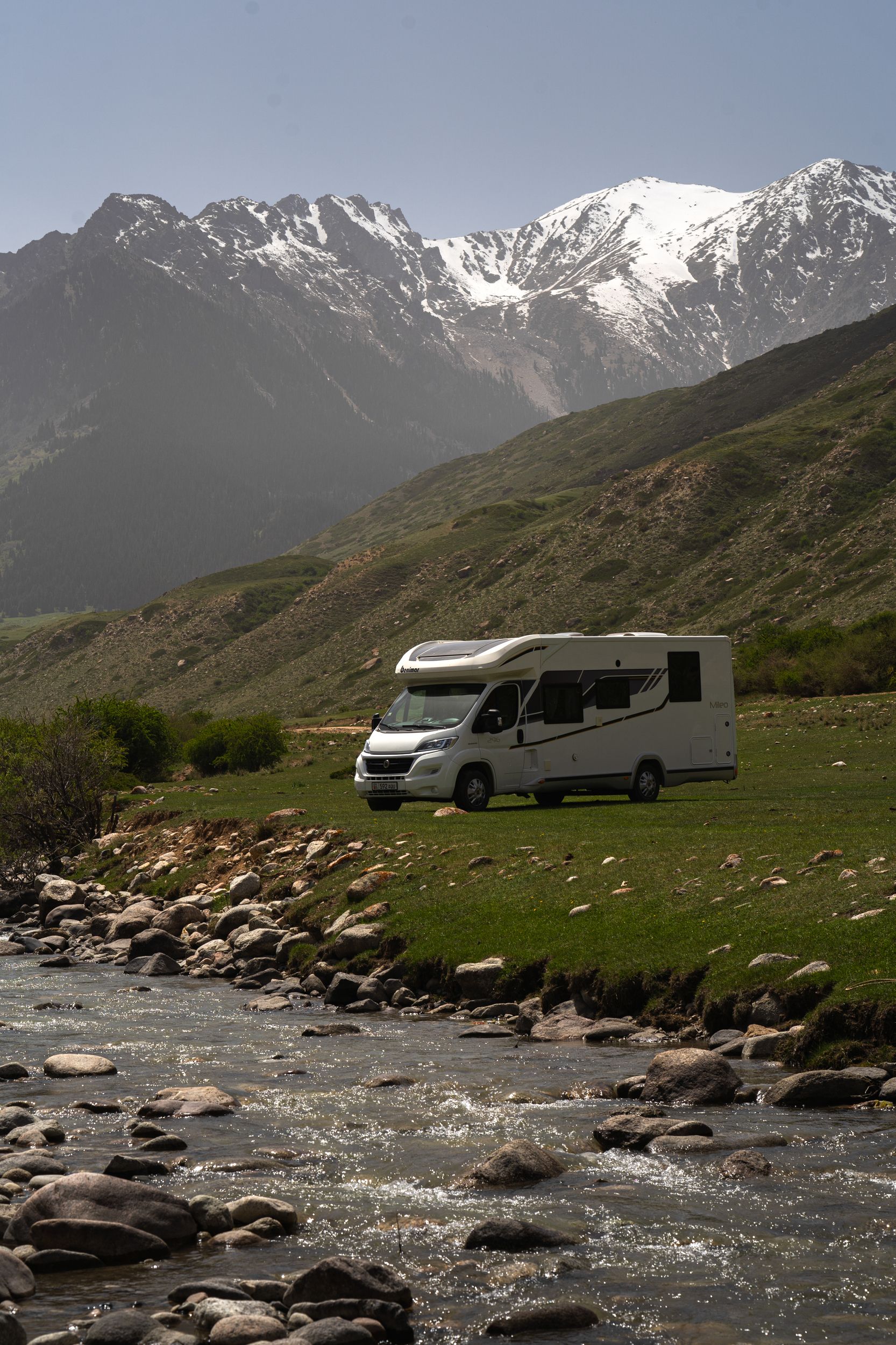Кыргызстан напомнил мне одновременно Исландию и Швейцарию, но со своим уникальным колоритом. Просыпаться под шум прибоя на диком пляже Иссык-Куля и тут же идти купаться — это бесценно. Спасибо за возможность увидеть эту невероятную страну!